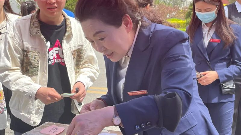 婚礼传媒公司套餐通常分为入门级、中级、高级等档次。以下是一些不同档次套餐的差别：
